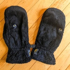 MOUNTAIN HARDWARE - Black fleece poly mittens. W's Size M